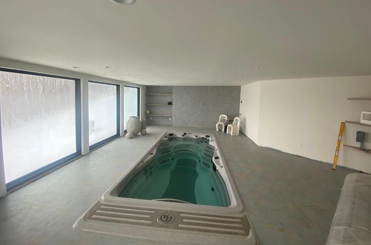 Finished spa room with tiled surround and built-in jacuzzi by Silcam Tile